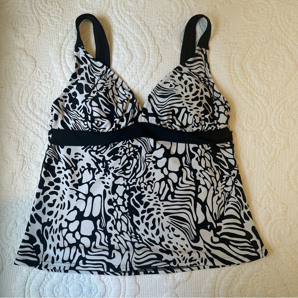 St. John’s Bay Animal Print Tankini. Size: 10 (M). Black and White.